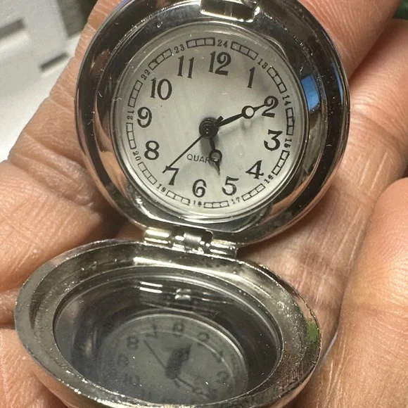 Avon vintage Silver and Black Watch with Crystals- one stone is missing - Picture 8 of 16